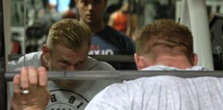 Dicke Beine und die passende Jeans – Dennis Wolf trainiert Beine in Vegas