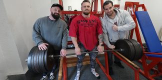 Bodybuilder macht Kniebeugen mit 300 Kilogramm