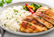 Reis mit Hähnchen: Bodybuilding-Klassiker oder potenzielle Arsenvergiftung? Reis und Hähnchen gelten als Bodybuilding-Klassiker, doch insbesondere Arsen und Antibiotika sind immer wieder ein Thema.