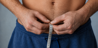 Du nimmst trotz Kaloriendefizit nicht ab? Erfahre, wie Wasser, Verdauung, Zyklus und Training dein Gewicht beeinflussen – und wann du handeln solltest.