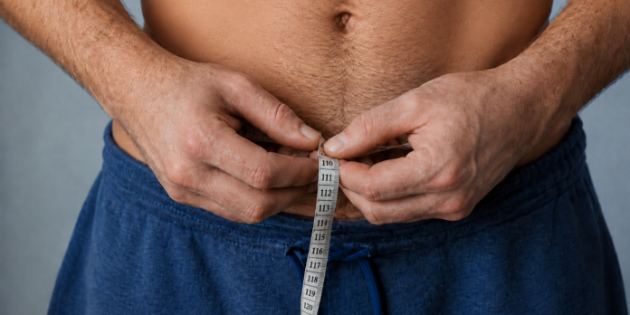 Du nimmst trotz Kaloriendefizit nicht ab? Erfahre, wie Wasser, Verdauung, Zyklus und Training dein Gewicht beeinflussen – und wann du handeln solltest.