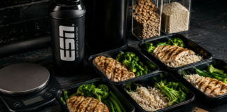 Wie du in der Bodybuilding-Diät Fett verlierst, Muskeln schützt und mit Kaloriendefizit, Makros, Training und Refeeds erfolgreich cuttest.