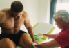 Dennis Reinhold nach China Pro in ärztlicher Behandlung Dennis Reinhold blickt nach der China Pro 2026 auf einen enttäuschenden Wettkampf zurück. Nach seiner Rückkehr nach Deutschland ließ der IFBB Pro zudem seine Knie- und Gelenkprobleme ärztlich behandeln.