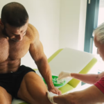 Dennis Reinhold blickt nach der China Pro 2026 auf einen enttäuschenden Wettkampf zurück. Nach seiner Rückkehr nach Deutschland ließ der IFBB Pro zudem seine Knie- und Gelenkprobleme ärztlich behandeln.