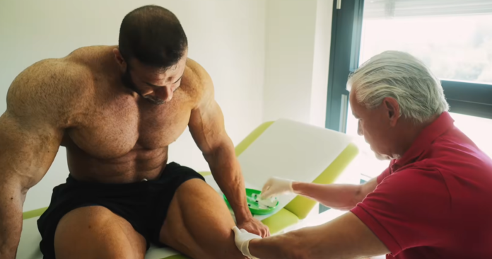 dennis-reinhold-aerztlich-behandlung-knie Dennis Reinhold blickt nach der China Pro 2026 auf einen enttäuschenden Wettkampf zurück. Nach seiner Rückkehr nach Deutschland ließ der IFBB Pro zudem seine Knie- und Gelenkprobleme ärztlich behandeln.